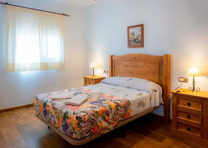 Lagar Del Chorro Junto Caminito Del Rey Piscina Y Baloncesto
